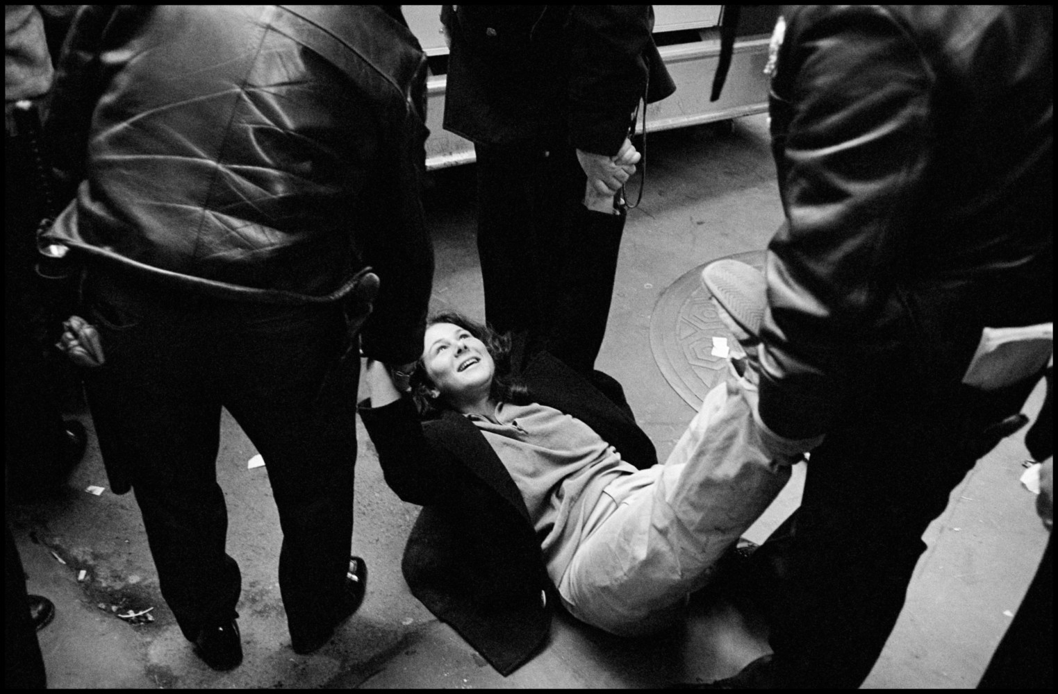 Полиция забирает антивоенных демонстрантов, Нью-Йорк, США, 1979. Фотограф Леонард Фрид