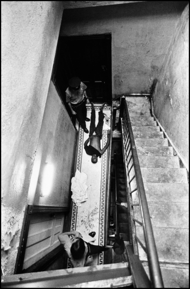 Смерть от передозировки в Гарлеме, Нью-Йорк, США, 1972. Фотограф Леонард Фрид