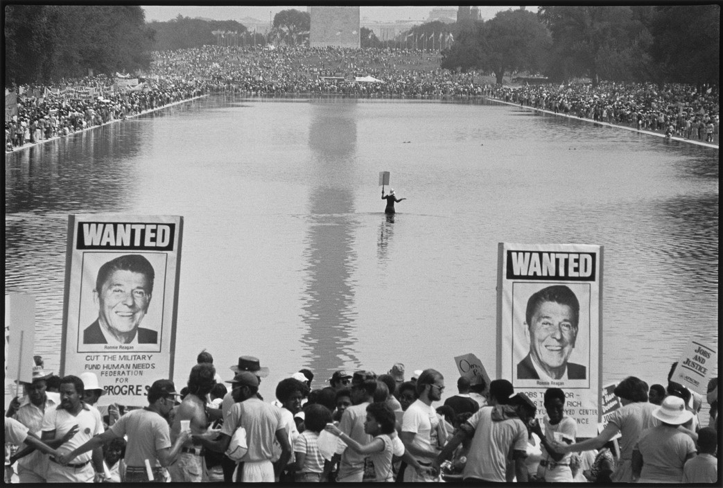 Через двадцать лет после речи Мартина Лютера Кинга У меня есть мечта участники марша со всей страны собрались перед Мемориалом Линкольна. Вашингтон, округ Колумбия, США, 1983. Фотограф Леонард Фрид