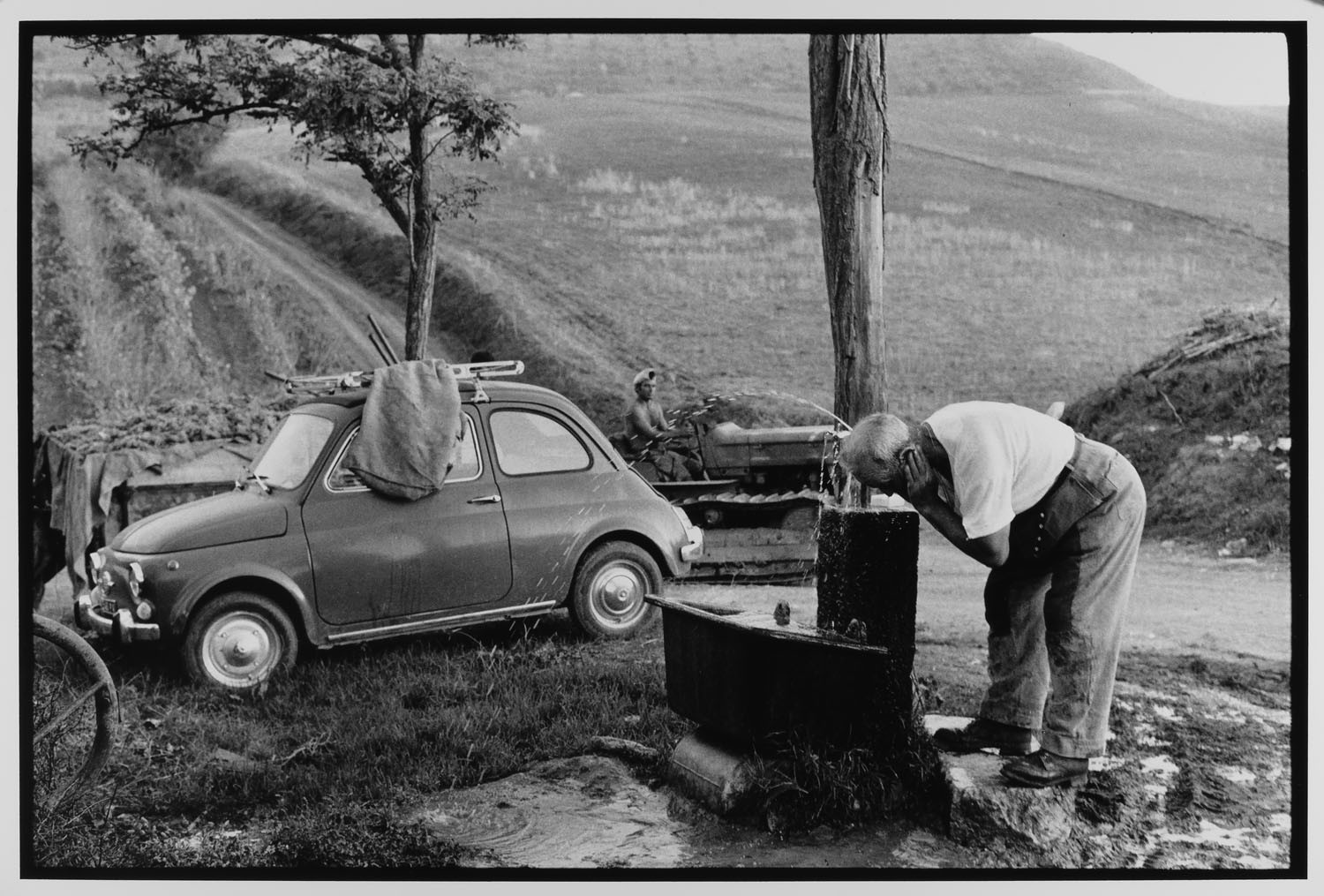 Фермер моет посуду на Сицилии, Италия, 1973. Фотограф Леонард Фрид