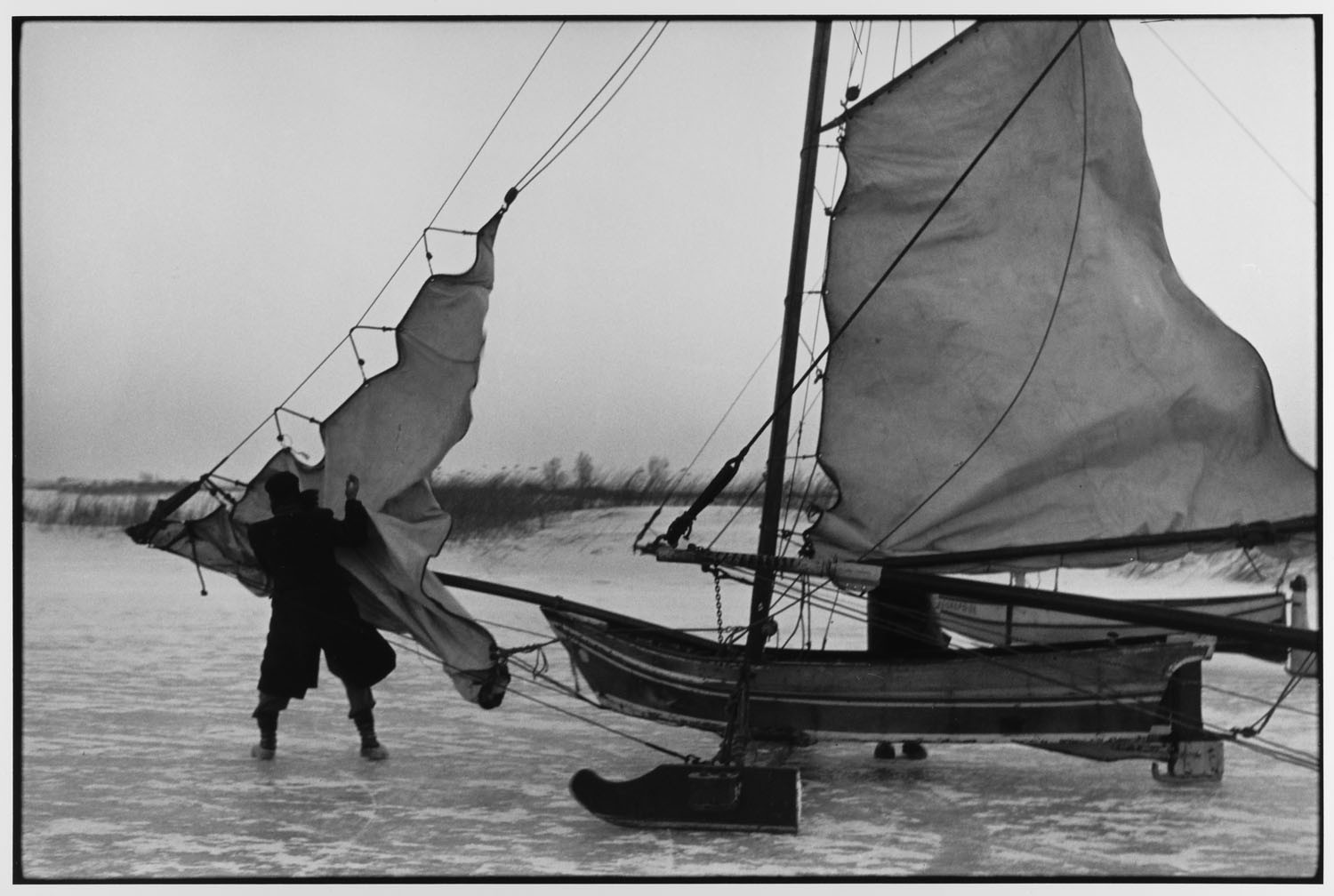 Монтаж парусов ледового катера, Голландия, 1964. Фотограф Леонард Фрид