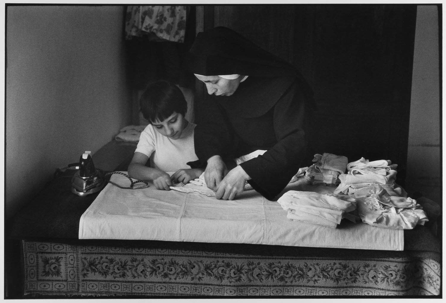 Монахиня преподает в школе для девочек, горы Мадоние, Сицилия, Италия, 1974. Фотограф Леонард Фрид