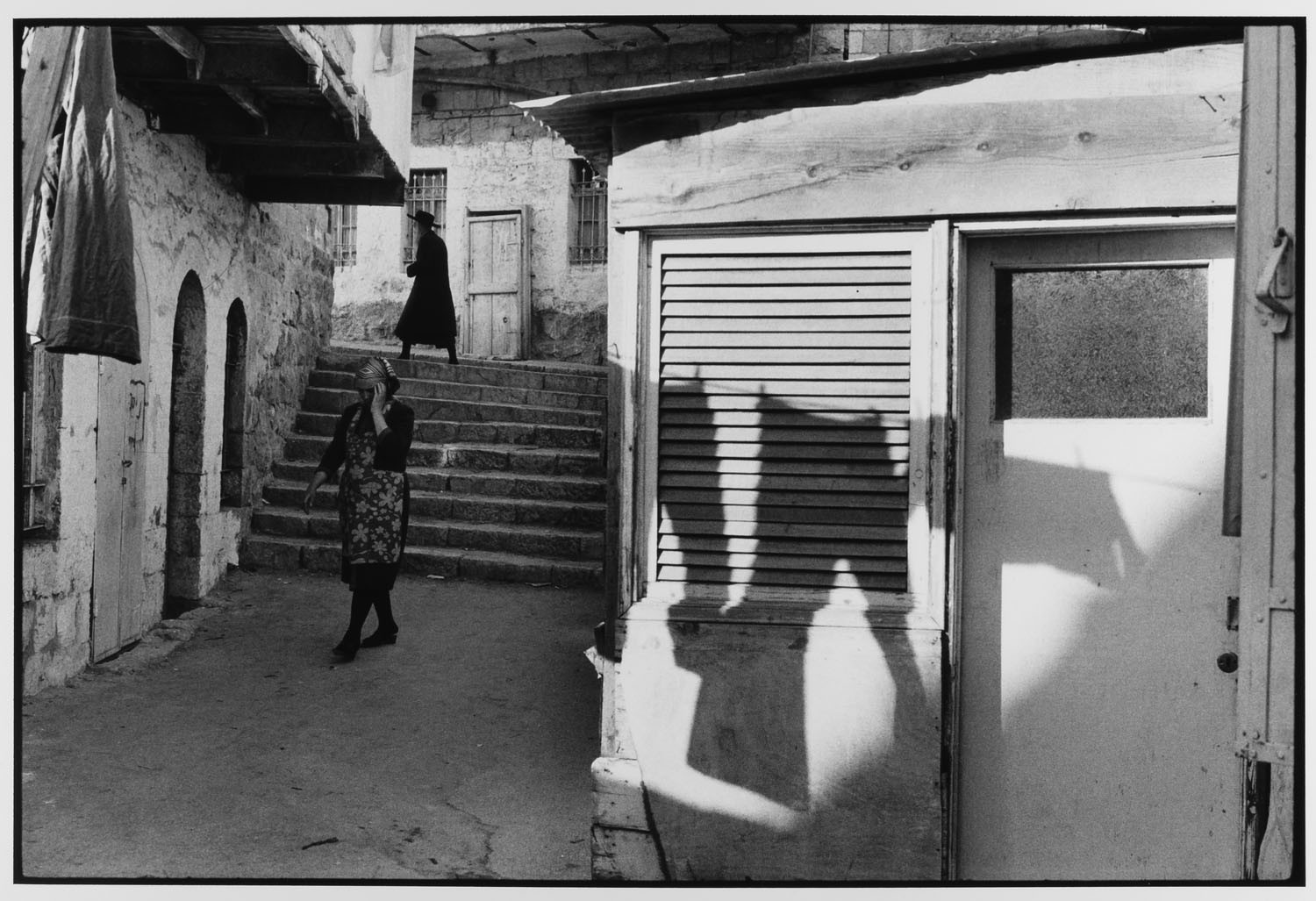Женщина прячет лицо, Меа Шеарим, Иерусалим, Израиль, 1972. Фотограф Леонард Фрид