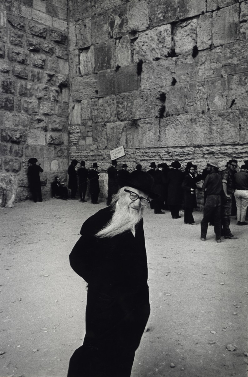 Старик перед стеной, Иерусалим, Израиль, 1967. Фотограф Леонард Фрид