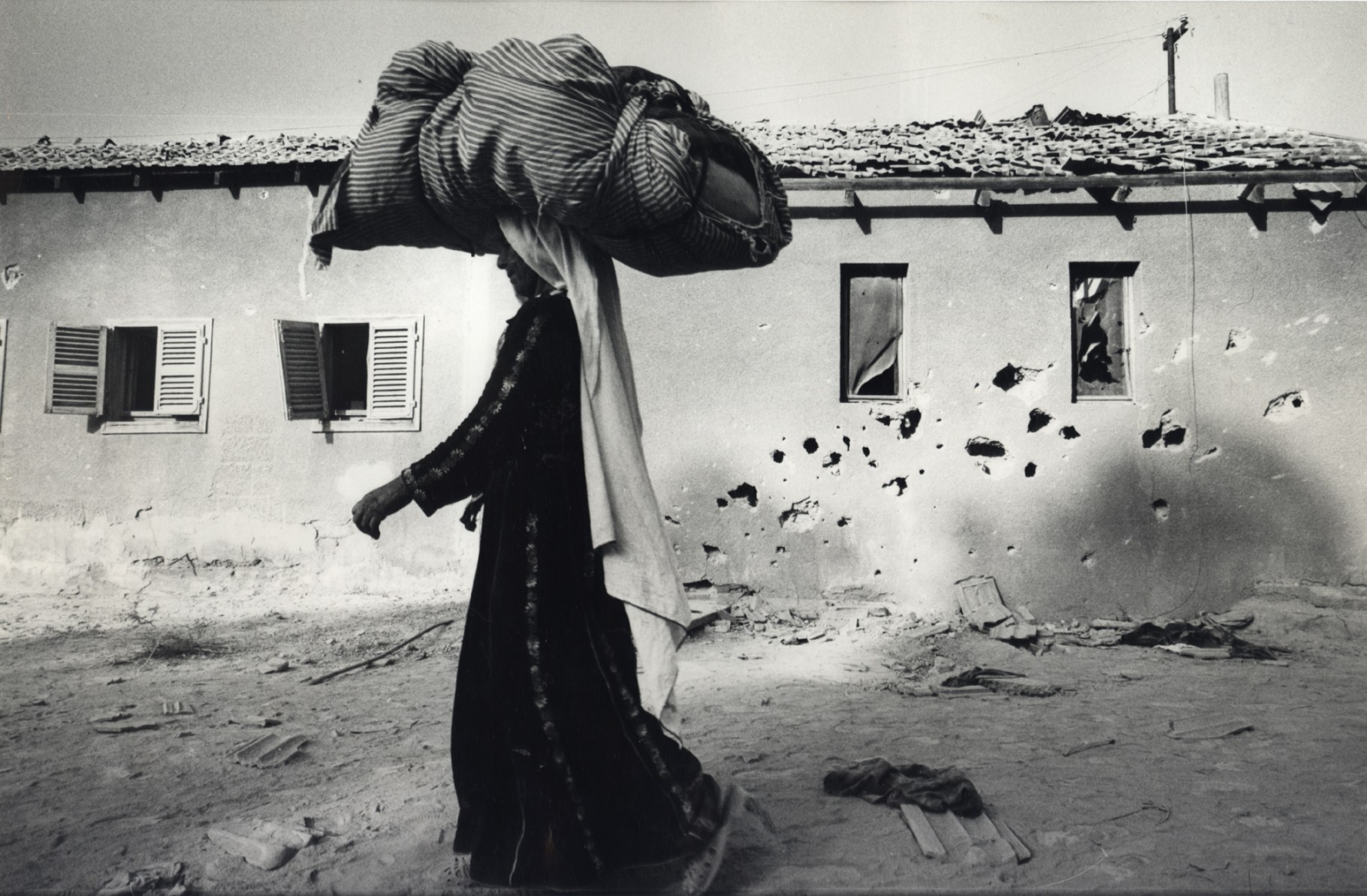 Арабка с вещами на голове, Израиль, 1967. Фотограф Леонард Фрид