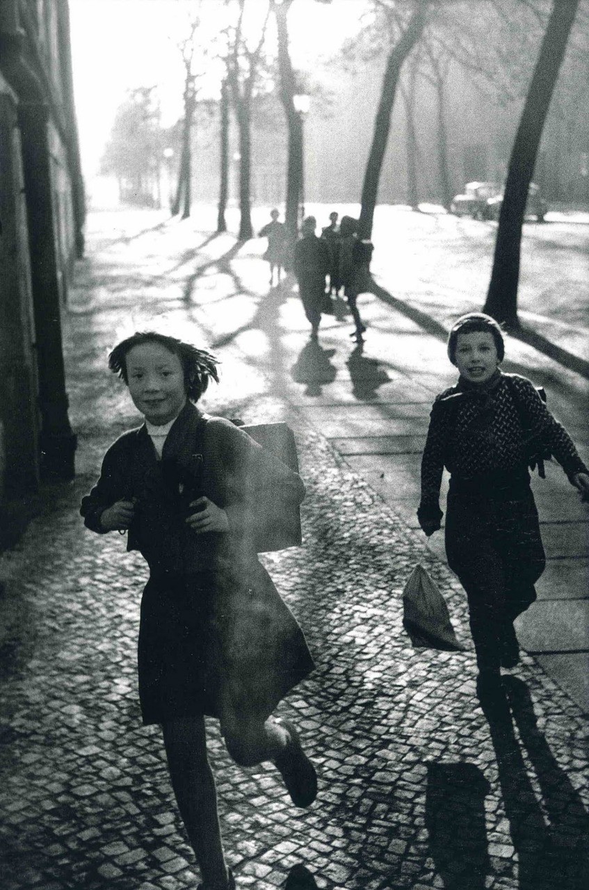 Бегу в школу, Лейпциг, Германия, 1965. Фотограф Леонард Фрид