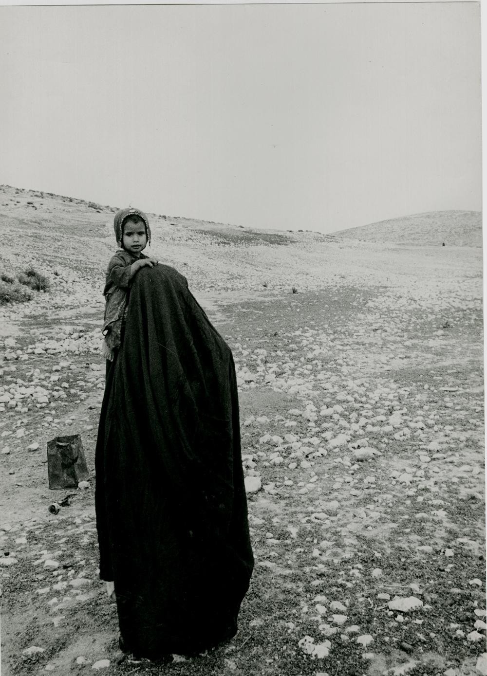 Мать и ребёнок бедуины, Израиль, 1962. Фотограф Леонард Фрид