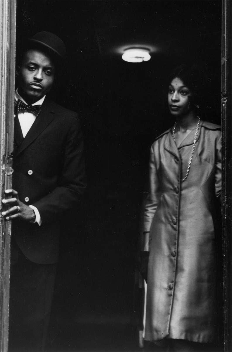 Пара в дверях, Нью-Йорк, США, 1963. Фотограф Леонард Фрид