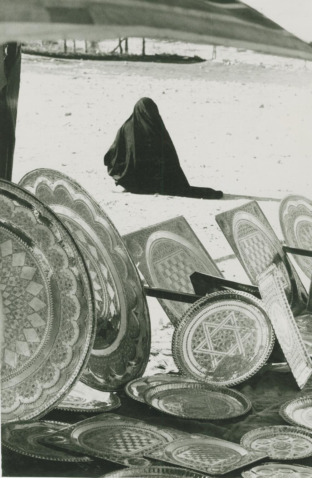 Бедуинская женщина, торгующая изделиями из меди. Фотограф Леонард Фрид