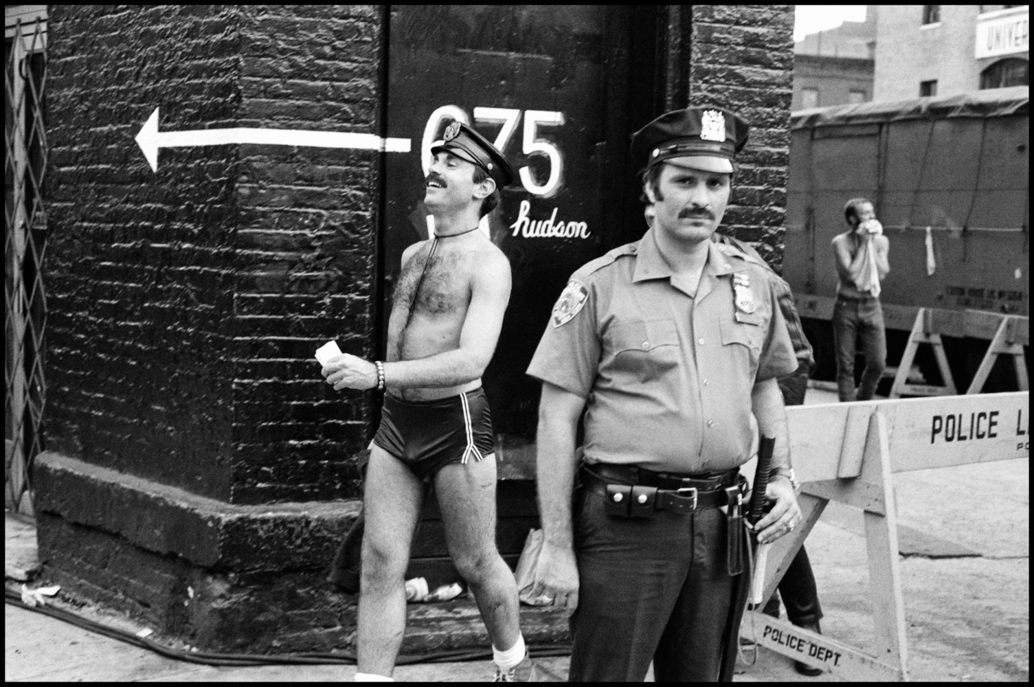 Полицейский на своем посту во время съемок фильма, Нью-Йорк, 1979. Фотограф Леонард Фрид