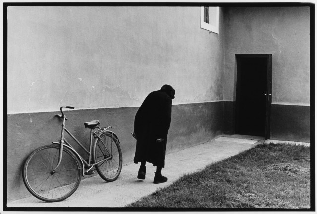 Старушка и велосипед Венгрия, 1984. Фотограф Леонард Фрид