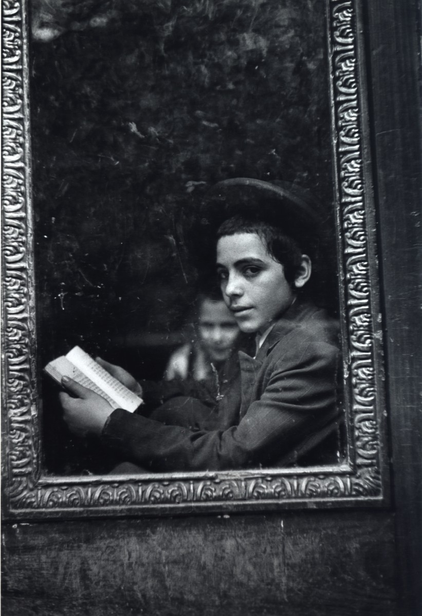 Ученик-хасид на пороге школы, Нью-Йорк, Нью-Йорк, 1954. Фотограф Леонард Фрид