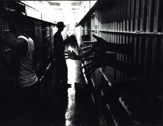 Заключенные протягивают руки из своих камер, Новый Орлеан, Лос-Анджелес, 1965. Фотограф Леонард Фрид