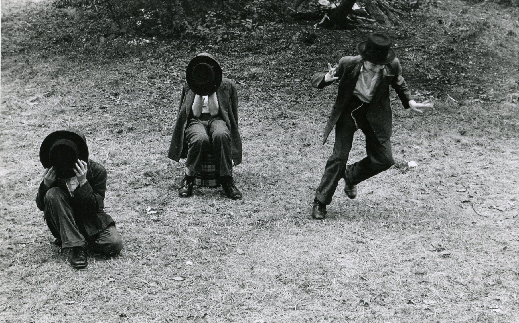 Мальчики-хасиды закрывают лицо шляпами, а один из них пытается сбежать, потому что фотографирование противоречит религиозному закону, Бруклин, Нью-Йорк, 1954. Фотограф Леонард Фрид