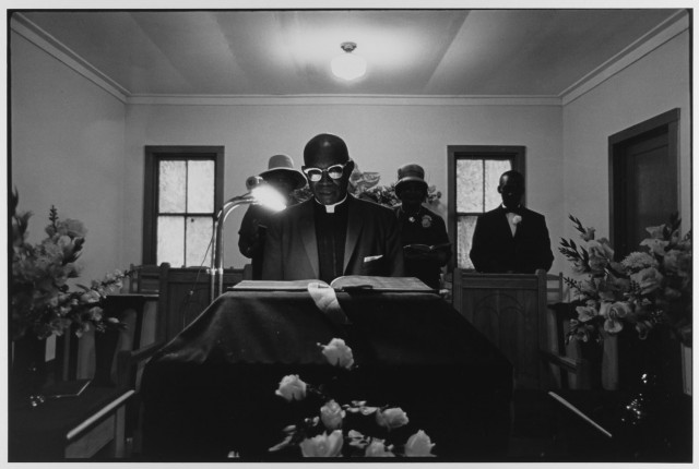Пастор читает из Библии, Остров Джона, Южная Каролина, 1965. Фотограф Леонард Фрид