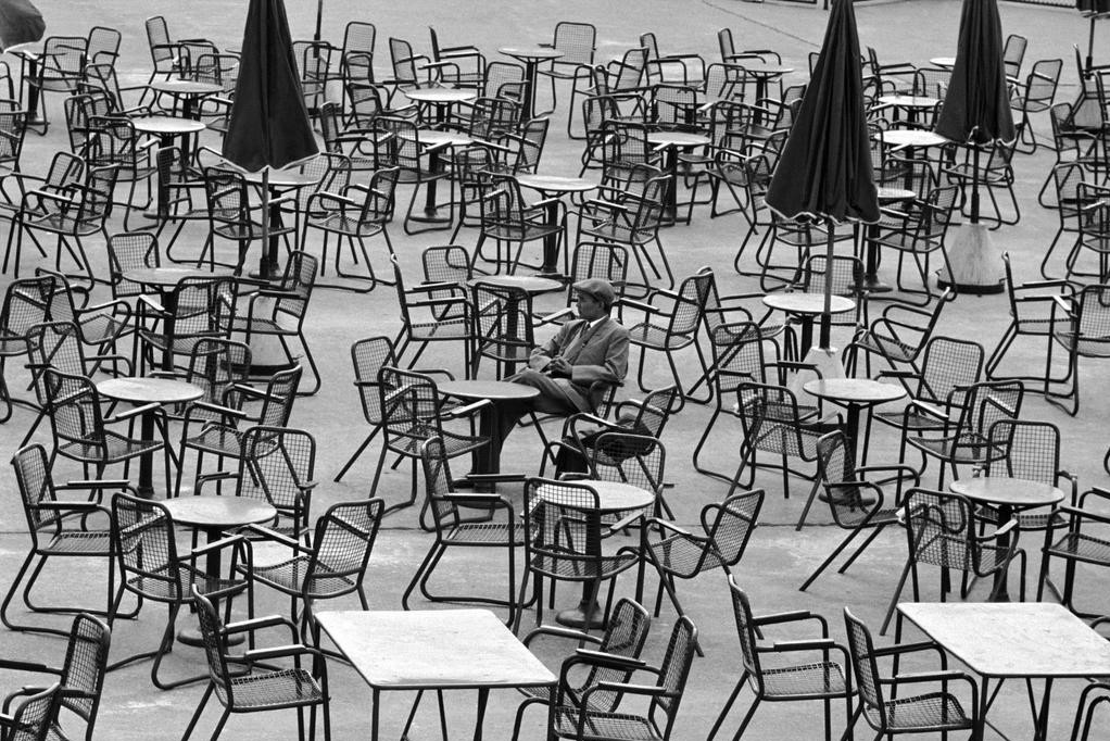 Ожидание в аэропорту, Амстердам, 1964. Фотограф Леонард Фрид