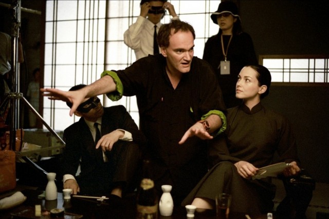 Квентин Тарантино на съёмках фильма «Убить Билла. Фильм 1», 2003