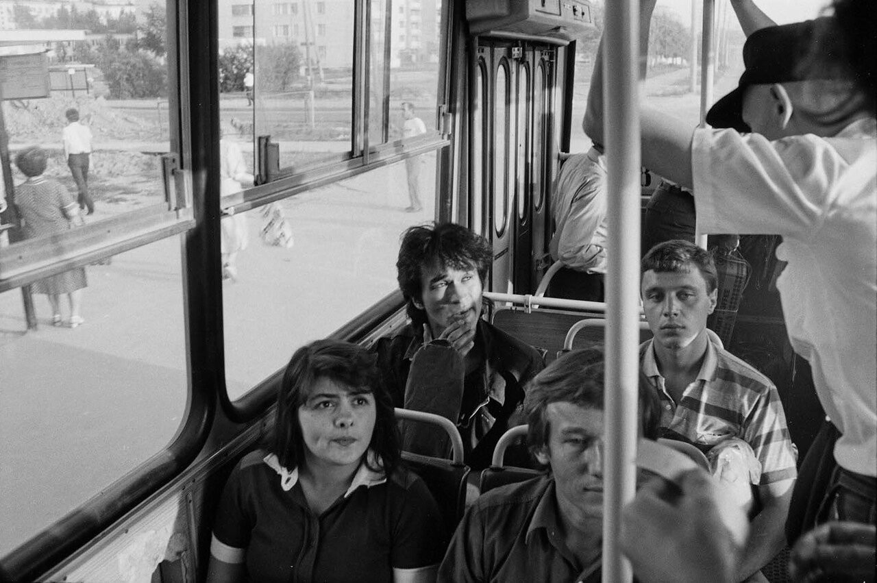 Виктор Цой в автобусе, Москва, 1986. Фотограф Игорь Мухин