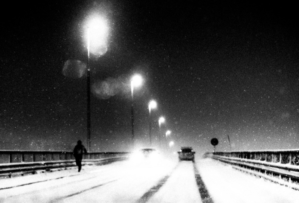 Почётное упоминание в категории Абстракция среди любителей, 2020. Снегопад ранним февральским утром на мосту в Норвегии. Автор Стефани Кляйманн