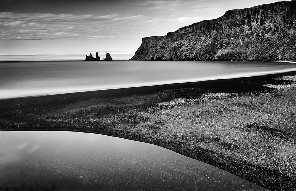 2-е место в категории Пейзажи среди профессионалов, Monochrome Awards 2018. Пляж с чёрным песком Рейнисфьяра (пляж Вик), Исландия. Фотограф Дэвид Розен