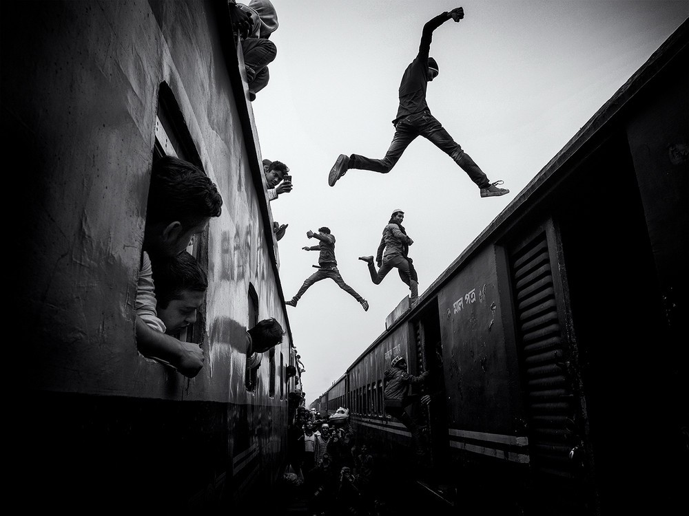 1-е место в категории Фотожурналистика среди любителей, Monochrome Awards 2018. Прыгающие на поездах, Бангладеш. Фотограф Марсель Ребро