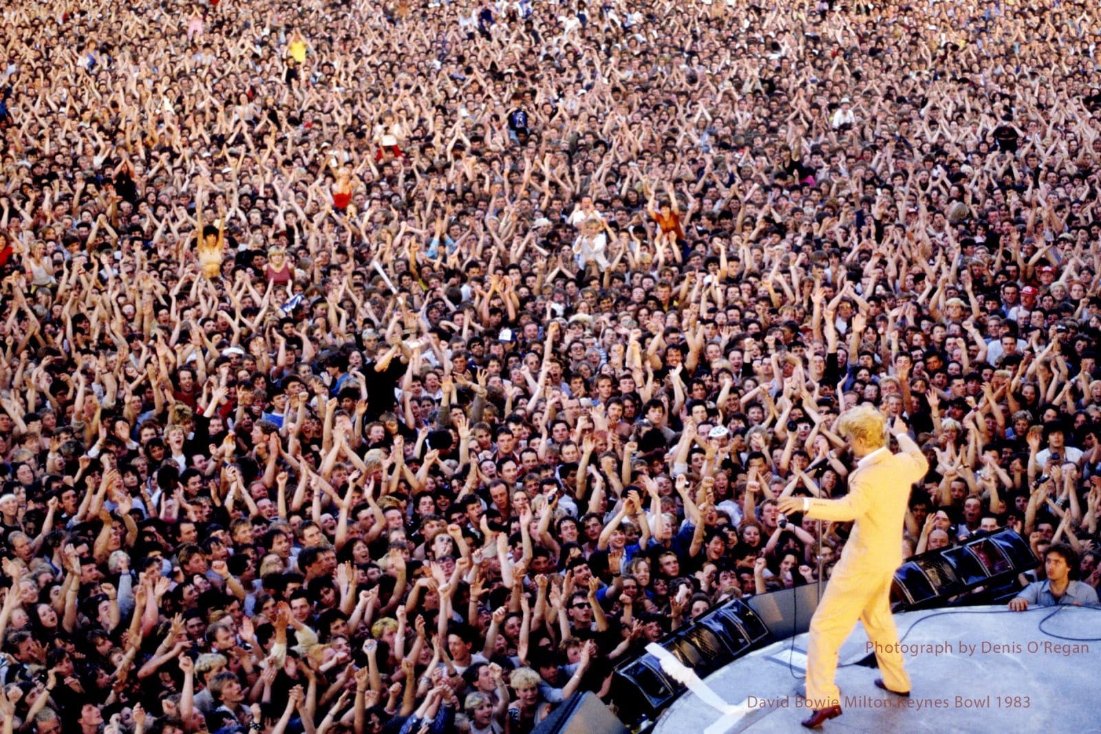 Выступление Дэвида Боуи в  Милтон-Кинс (Англия) в июле 1983 года. Снимок сделан перед аудиторией в 65 000 человек. Фотограф Дэнис О'Риган