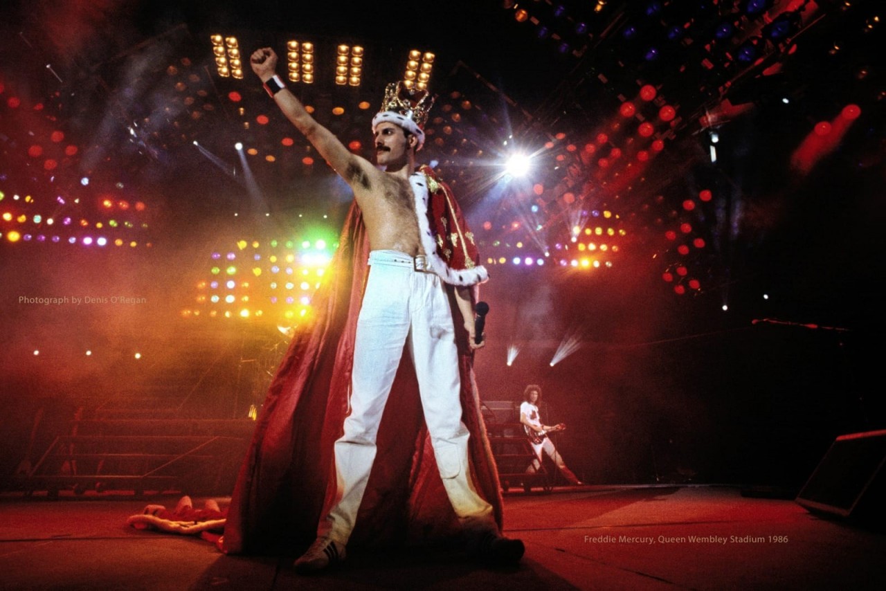 Фредди Меркьюри во время финала шоу Magic Tour 1986 года на стадионе Уэмбли. Снимок появился во всех журналах мира и был изображен на памятной почтовой марке Queen. Фотограф Дэнис О'Риган