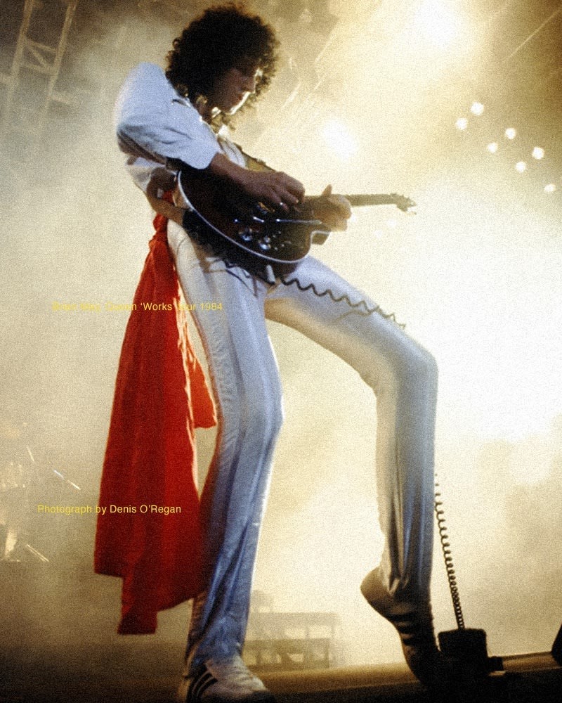 Автор многих хитов Queen – Брайан Мэй во время гитарного соло в туре Queen, 1984 год. Фотограф Дэнис О'Риган