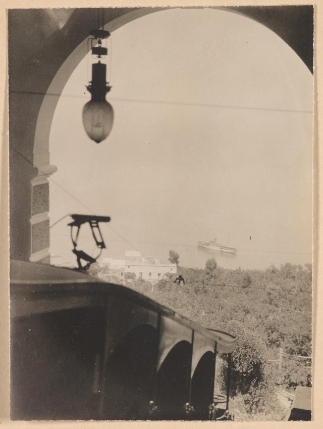 Вид на море из дверного проёма, 1909. Фотограф Карл Штрусс