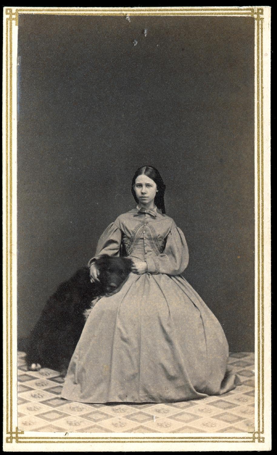 Женщина с чёрной собакой, ок. 1875. Фотограф Джон П. Вейл