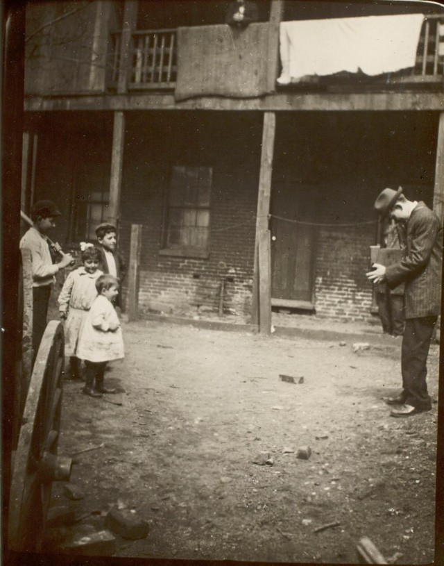 Льюис Хайн фотографирует детей в трущобах, ок. 1910