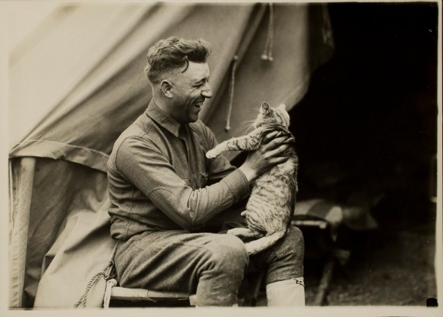 Солдат с кошкой. Армейский тренировочный лагерь, 1917. Фотограф Льюис Хайн