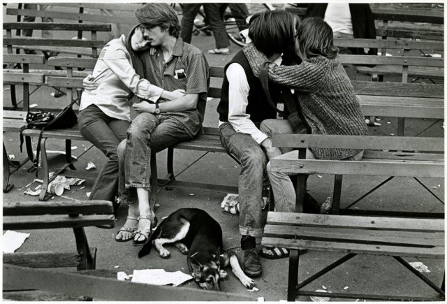 Две пары и собака. Вашингтон-Сквер-парк, 1967. Фотограф Джеймс Джоуэрс