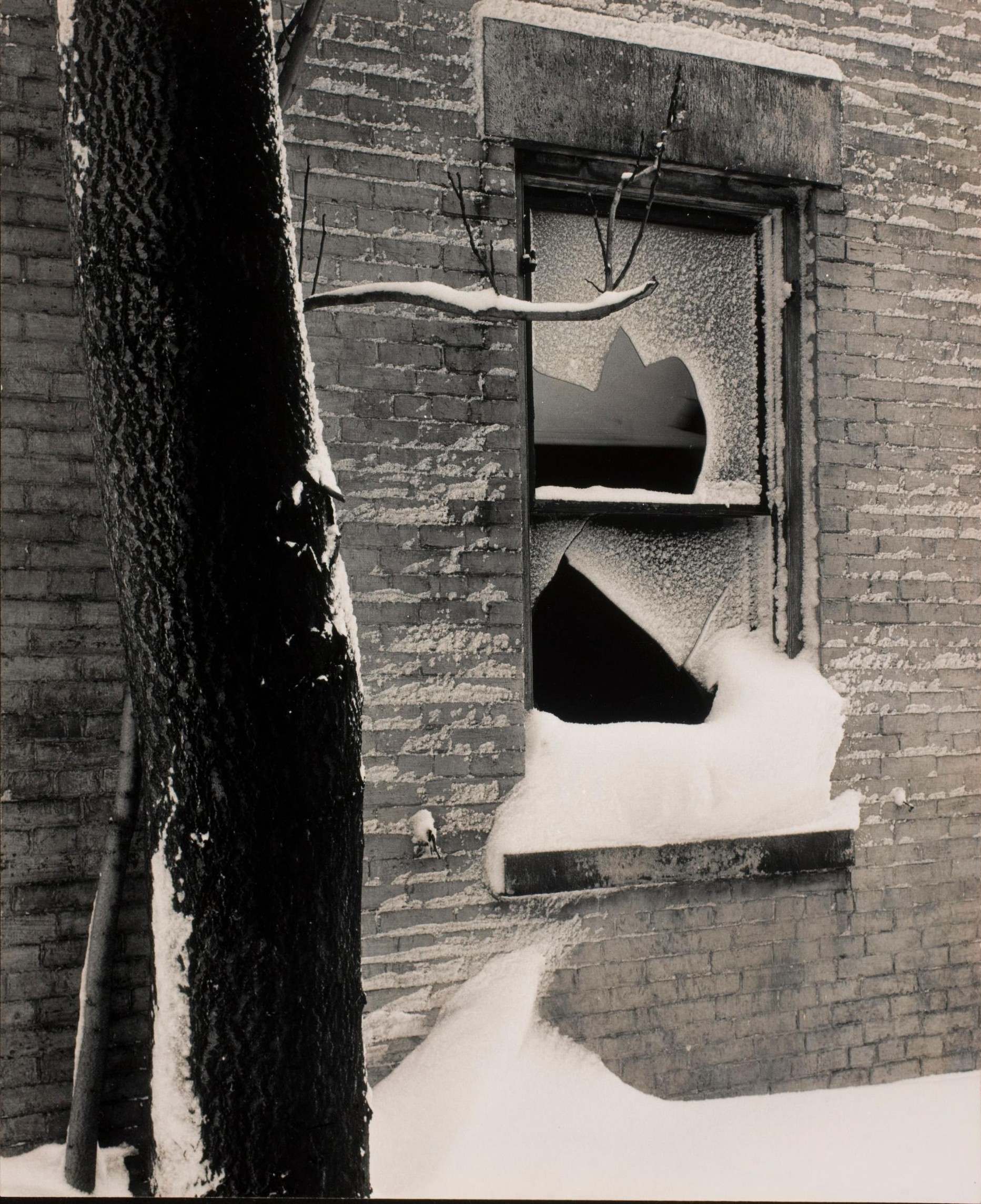 Разбитые окна и снег, ок. 1949. Фотограф Майнор Уайт