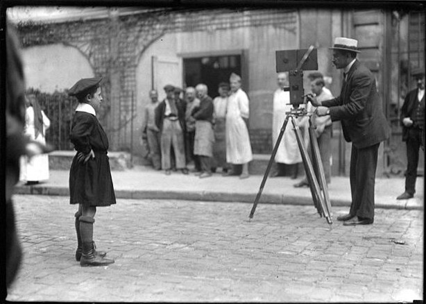 Фотограф за работой, ок. 1918. Фотограф Льюис Хайн