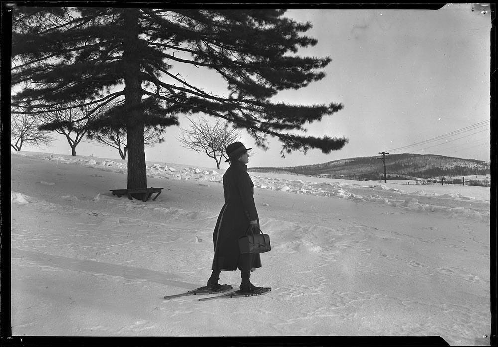 Медсестра на снегоступах, горы Рамапо, ок. 1925. Фотограф Льюис Хайн