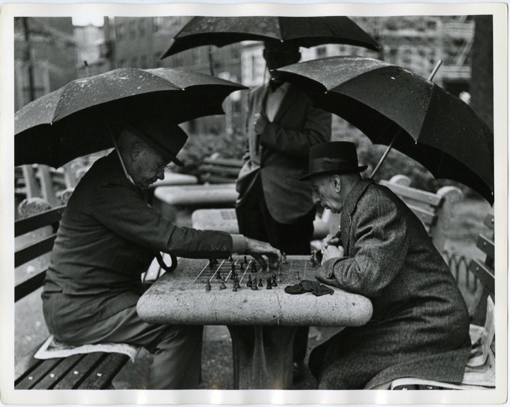 Уличные шахматисты, Вашингтон-Сквер-парк, 1965. Фотограф Джеймс Джоуэрс