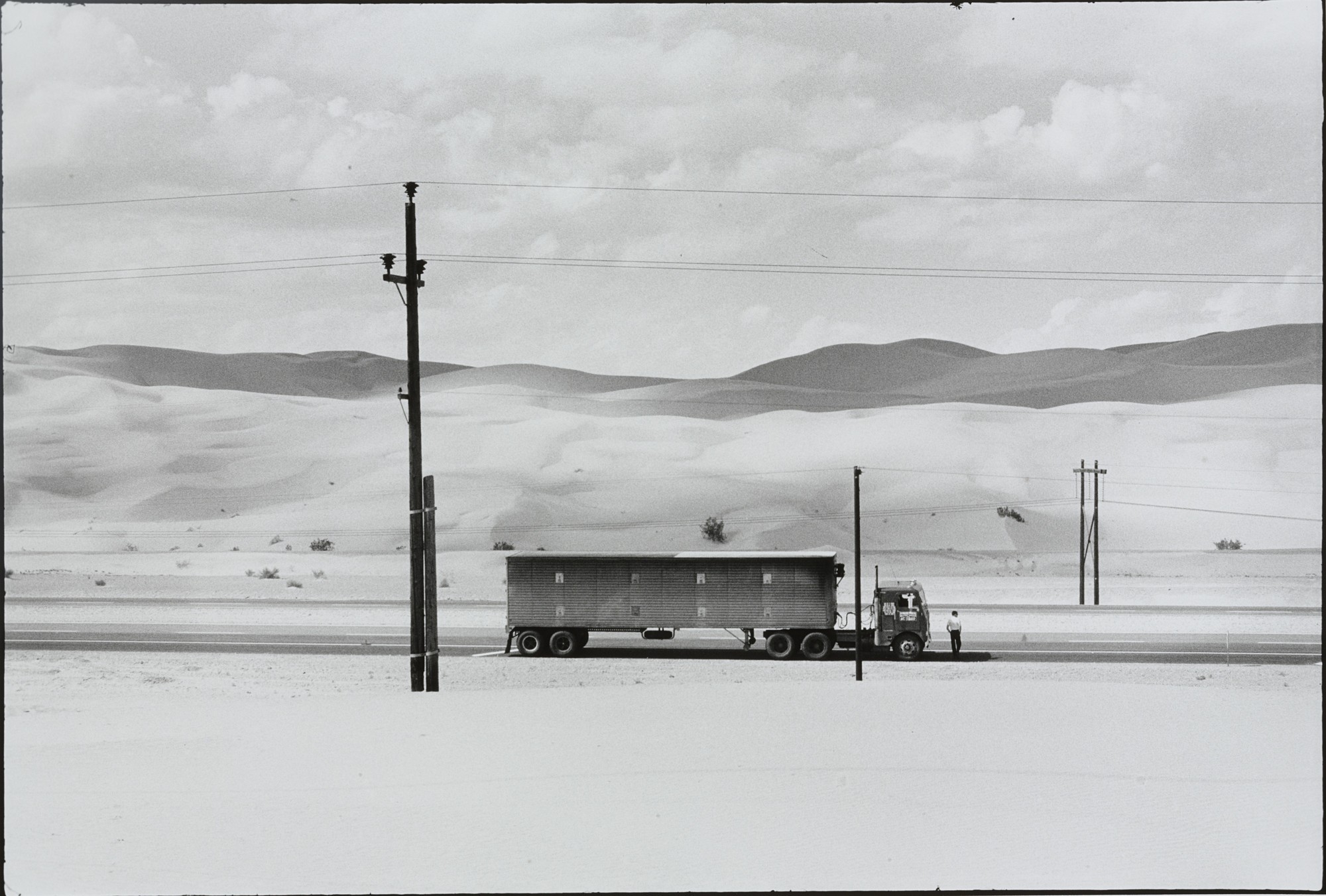 Грузовик в пустыне, Калифорния, 1962. Фотограф Дэнни Лайон