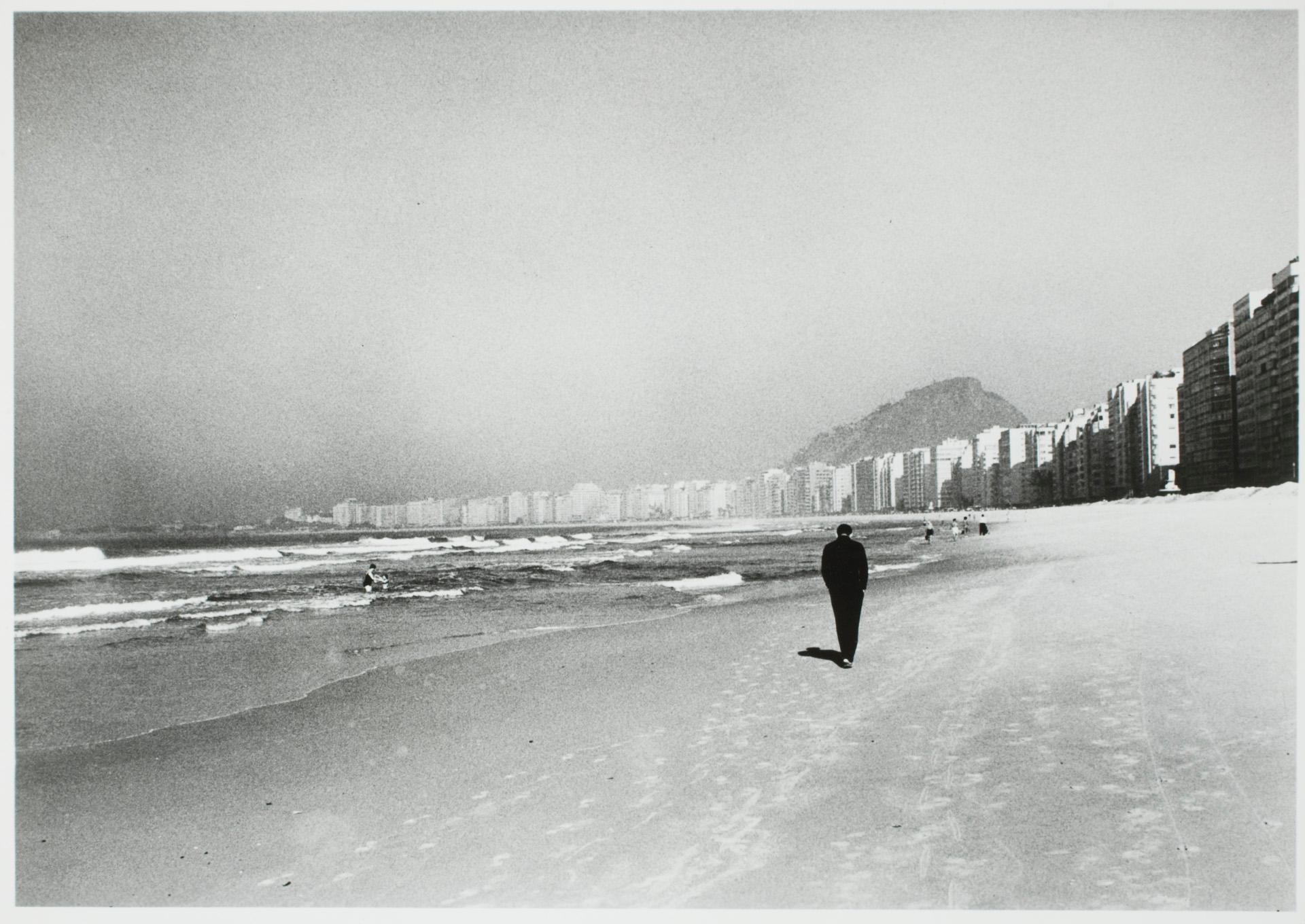 Прогулка вдоль берега, ок. 1961. Фотограф Корнелл Капа