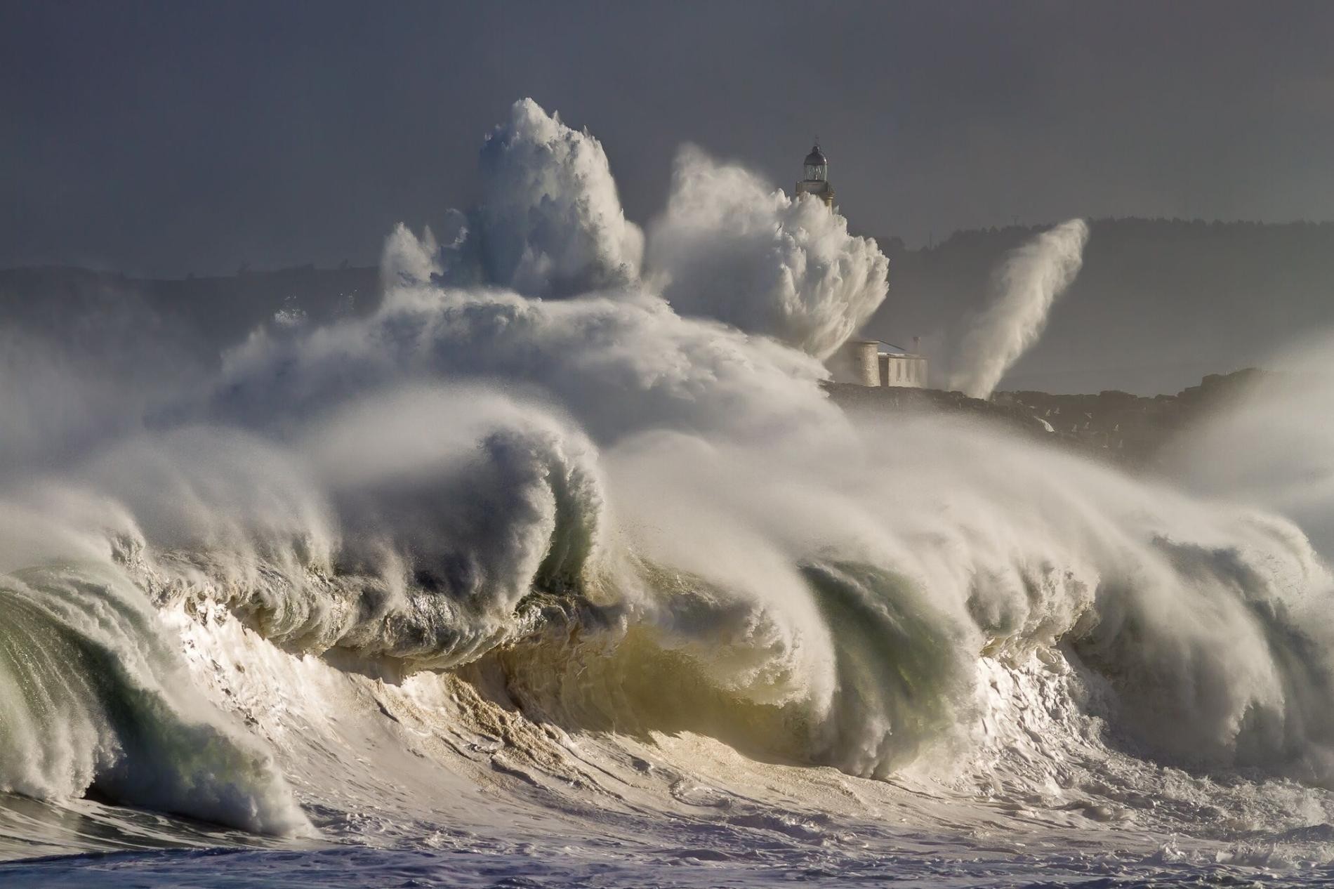 Волны разбиваются о побережье в Испании. Фотограф Оскар Мартинес