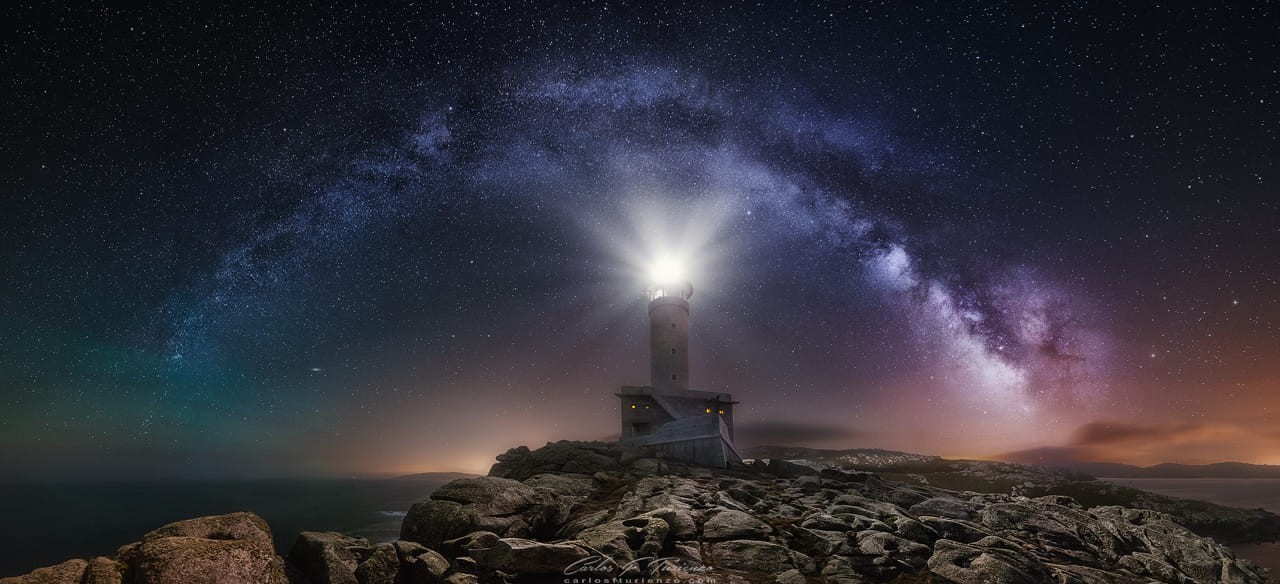 Млечный Путь и маяк в Испании. Фотограф Карлос Туриенцо