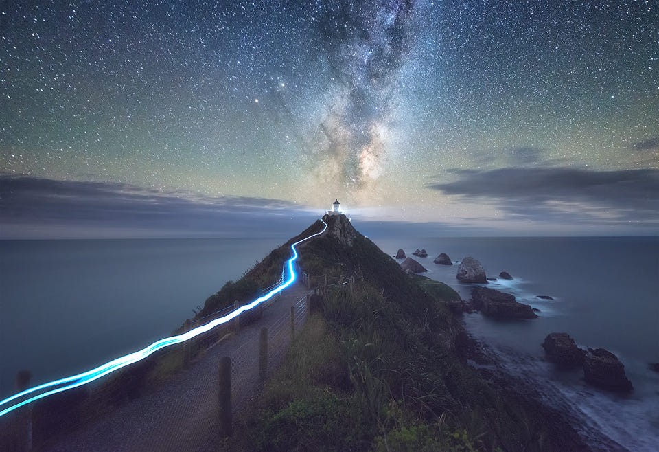 Светящаяся тропа, Млечный Путь и маяк. Фотограф Джимми Макинтайр