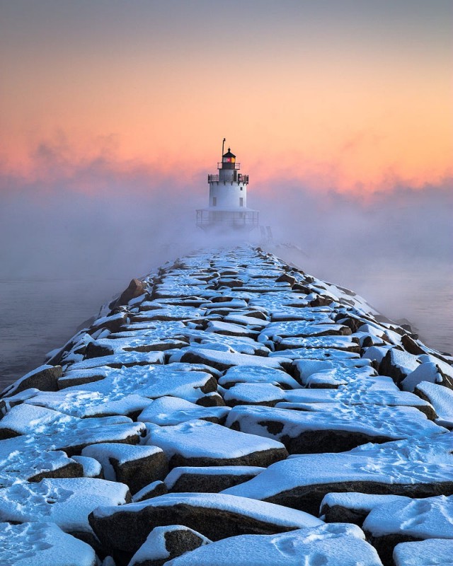 Маяк Спринг-Пойнт в арктическом тумане. Портленд, США. Фотограф Бенджамин Уильямсон