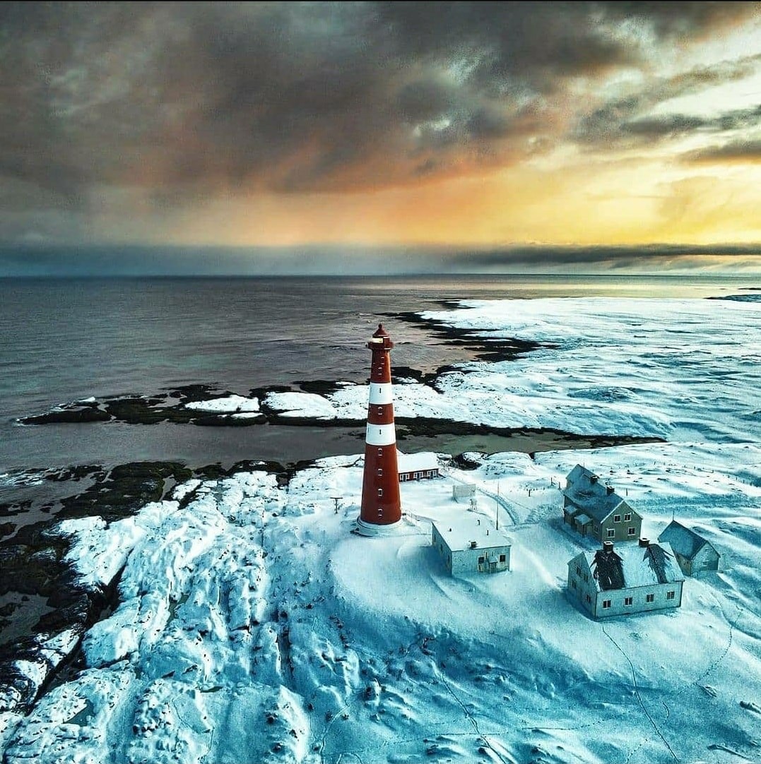 Слеттнес – самый северный материковый маяк в Европе. Норвегия. Фотограф Килиан Шёнбергер