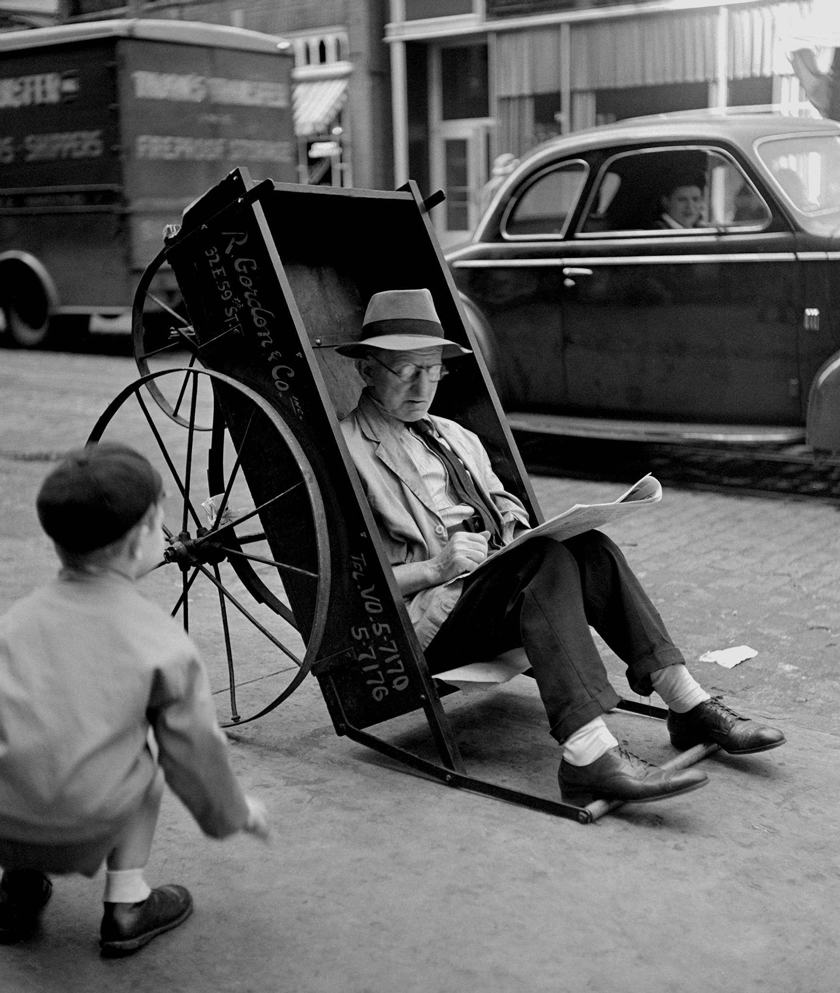 Человек в тележке, Нью-Йорк, 1944. Фотограф Фред Стайн