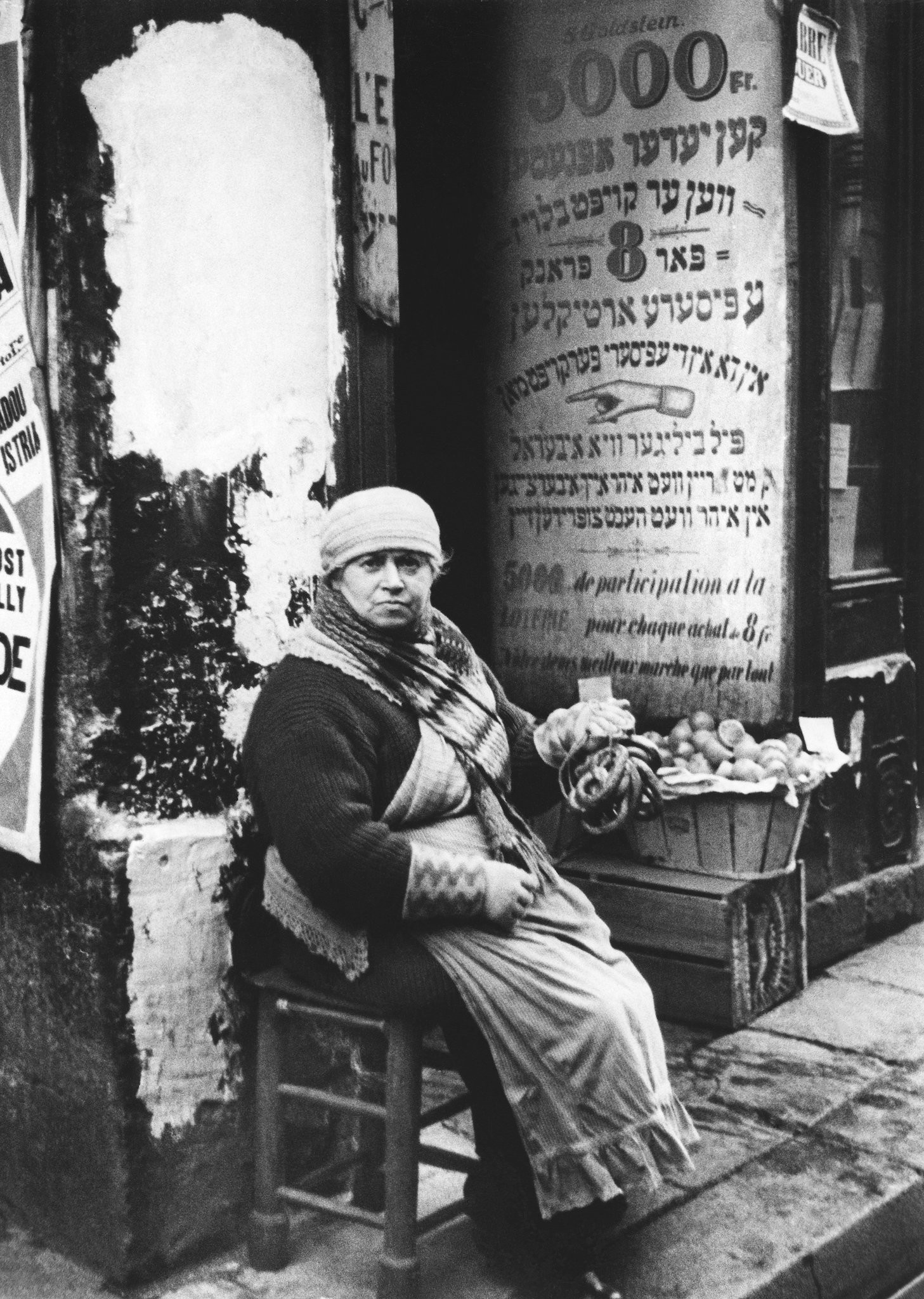 Продавец, Париж, 1937. Фотограф Фред Стайн