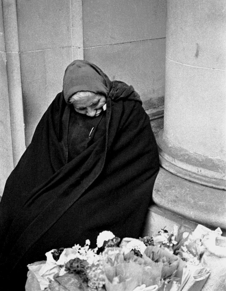 Продавец цветов, Париж, 1935. Фотограф Фред Стайн