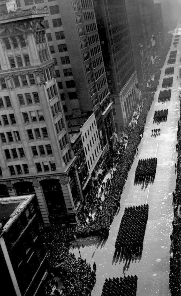 Парад под острым углом, Нью-Йорк, 1945. Фотограф Фред Стайн