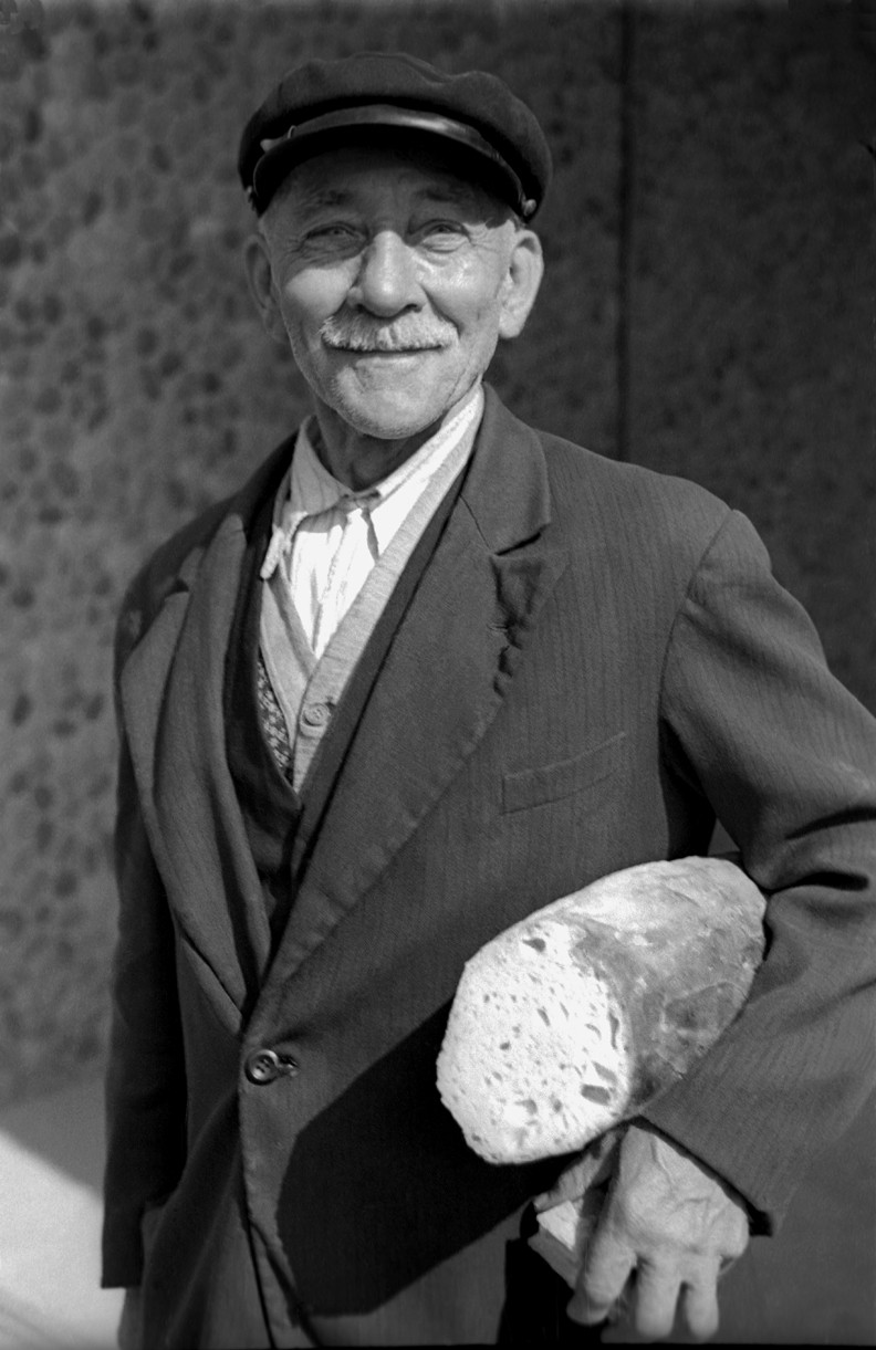 Мужчина с хлебом, Париж, 1937. Фотограф Фред Стайн