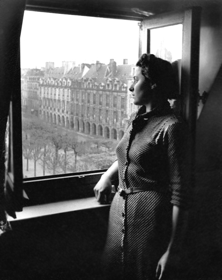 Женщина у окна, Париж, 1933. Фотограф Фред Стайн